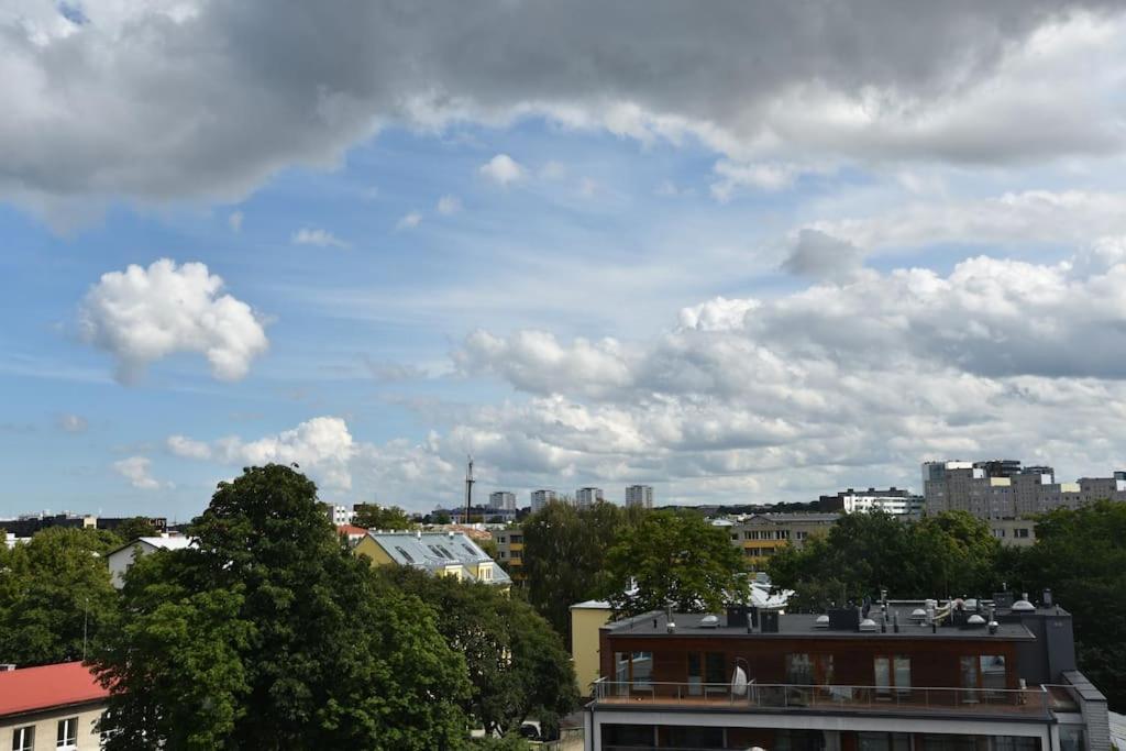 Kahe Magamistoaga Ja Suure Elutoaga 3-Toaline Korter Vaatega Tallinna Aerikeskusele エクステリア 写真